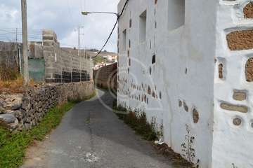 El Cubillo implora por la conexión a la red de saneamiento y el asfaltado de su acceso (Foto TA)